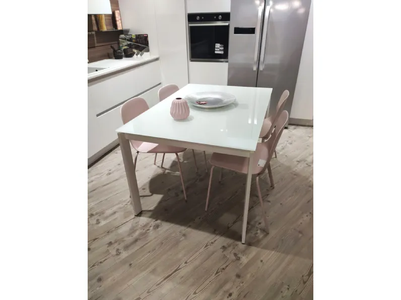 Tavolo con piano in vetro rettangolare di Connubia a PREZZO OUTLET 
