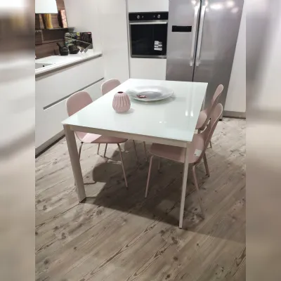 Tavolo con piano in vetro rettangolare di Connubia a PREZZO OUTLET 