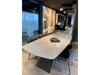 Tavolo in ceramica ellittico Thanos Stones a prezzo ribassato