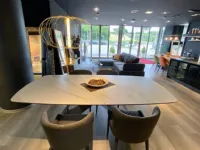 Tavolo in ceramica ellittico Thanos Stones a prezzo ribassato