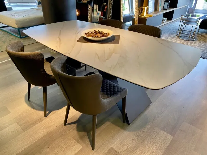 Tavolo in ceramica ellittico Thanos Stones a prezzo ribassato