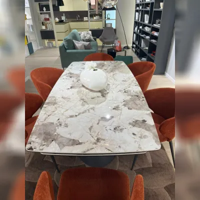 Tavolo in ceramica sagomato Mir� Friulsedie a prezzo ribassato