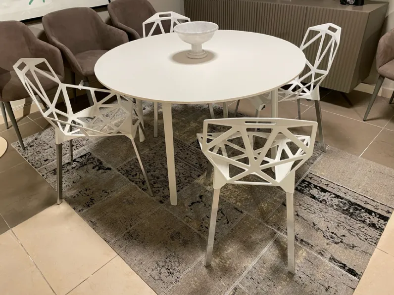 Tavolo rotondo in laccato First di Magis in Offerta Outlet