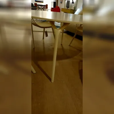Tavolo in laccato rotondo Y Jesse a prezzo ribassato