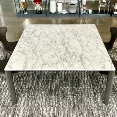 Tavolo in marmo quadrato Homey Poltrona frau in offerta outlet
