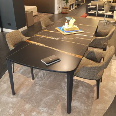 Tavolo in marmo sagomato Henry Poliform in offerta outlet