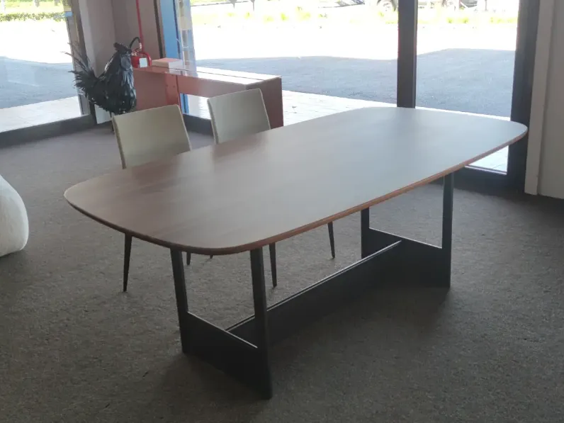 Tavolo sagomato in legno Canvas table di Bonaldo in Offerta Outlet 