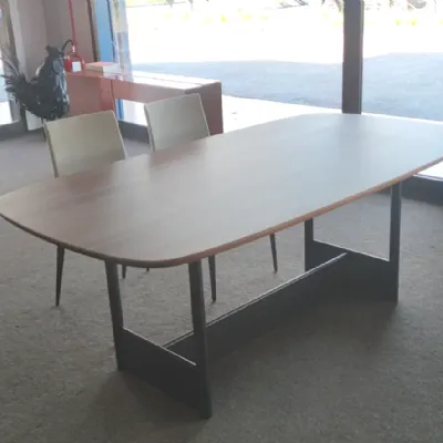 Tavolo sagomato in legno Canvas table di Bonaldo in Offerta Outlet 