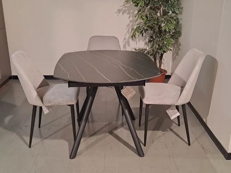 Tavolo ovale in ceramica Logan di Ingenia in Offerta Outlet