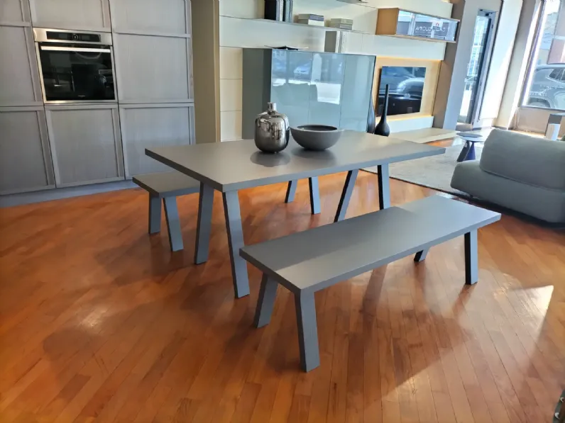 Tavolo Newport di Stosa scontato del 50%