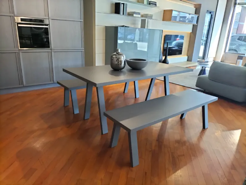 Tavolo Newport di Stosa scontato del 50%