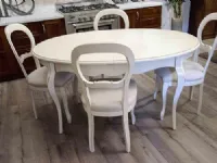 Tavolo ovale allungabile Essenza in legno massello laccato bianco con 4 sedie imbottite 