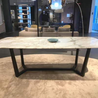 Tavolo con piano in marmo sagomato di Poliform a PREZZO OUTLET 
