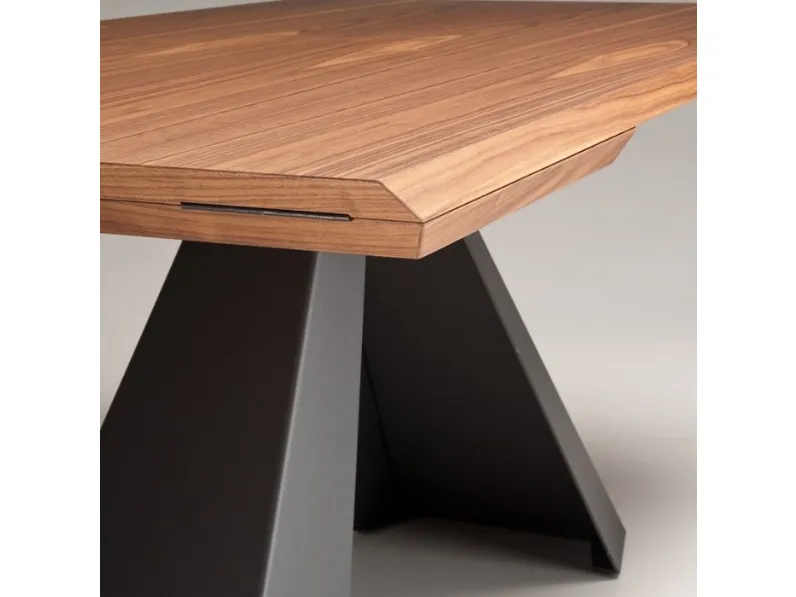Scopri il tavolo Eliot Wood Drive di Cattelan Italia a prezzi outlet!