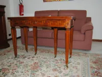 Tavolo classico a consolle in legno intarsiato con gambe con ruote