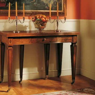 Tavolo classico a consolle in legno intarsiato con gambe con ruote