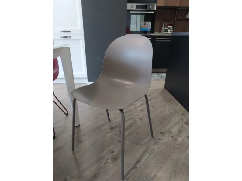 Connubia: Tavolo Pentagon in offerta outlet. Design unico ed elegante.