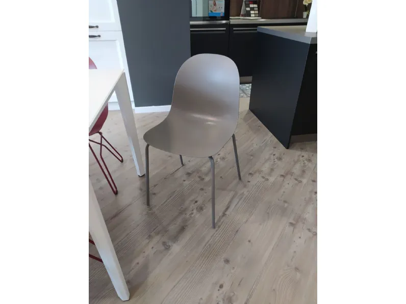 Connubia: Tavolo Pentagon in offerta outlet. Design unico ed elegante.