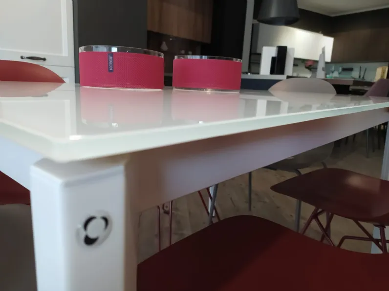 Connubia: Tavolo Pentagon in offerta outlet. Design unico ed elegante.