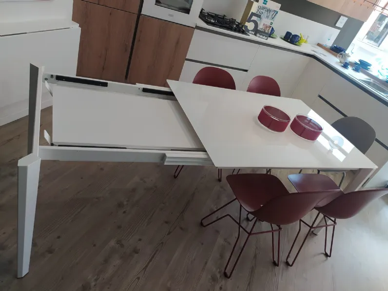 Connubia: Tavolo Pentagon in offerta outlet. Design unico ed elegante.