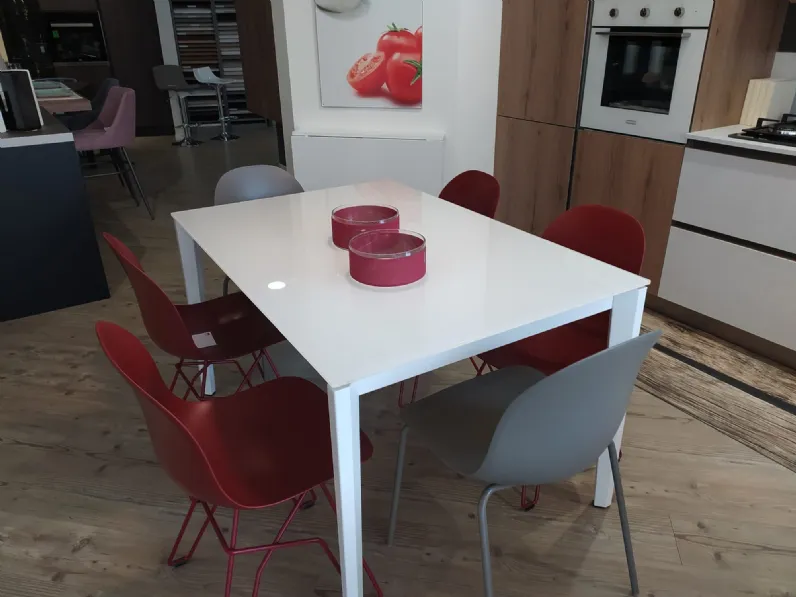 Connubia: Tavolo Pentagon in offerta outlet. Design unico ed elegante.