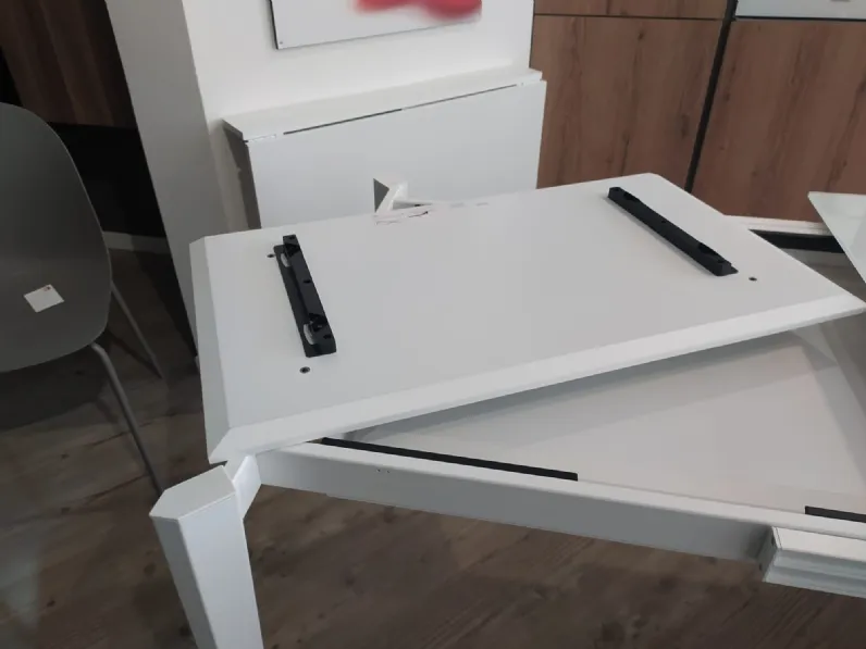 Connubia: Tavolo Pentagon in offerta outlet. Design unico ed elegante.