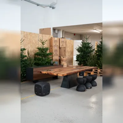 Tavolo sagomato in legno Kauri di Riva 1920 in Offerta Outlet