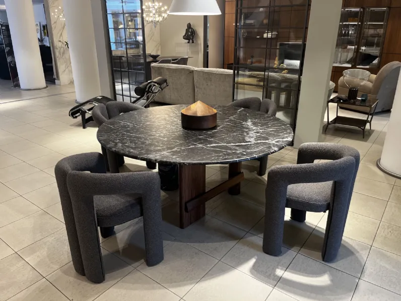 Tavolo con piano in marmo rotondo di Cassina a PREZZO OUTLET 