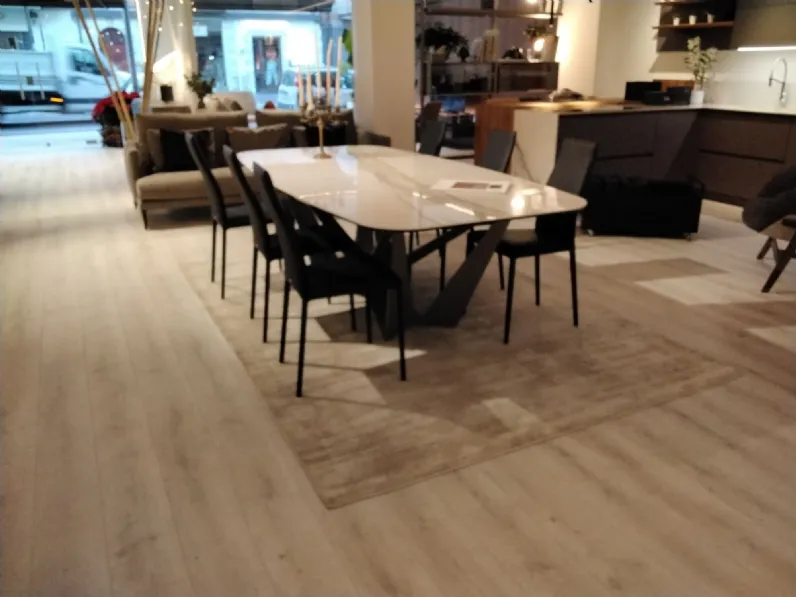 1. Design moderno ed elegante. 
2. Basamento centrale in Keramik. 
3. Tavolo sagomato per una maggiore praticità. 
4. Prezzo scontato. 
5. Lunghezza adatta a qualsiasi ambiente.