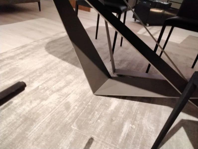 1. Design moderno ed elegante. 
2. Basamento centrale in Keramik. 
3. Tavolo sagomato per una maggiore praticità. 
4. Prezzo scontato. 
5. Lunghezza adatta a qualsiasi ambiente.