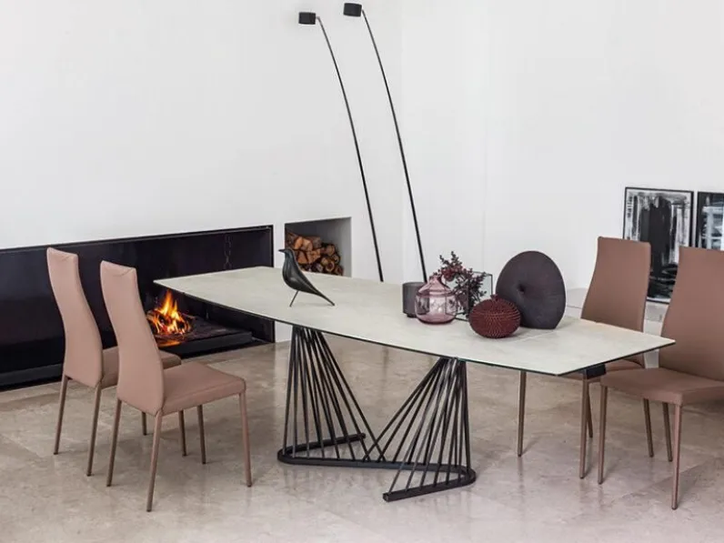 Tavolo sagomato in ceramica Arpa di Compar in Offerta Outlet