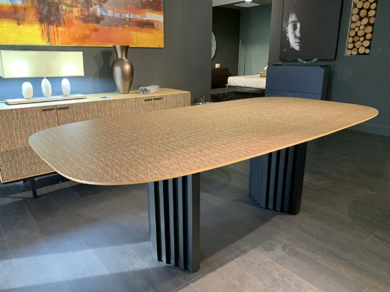Tavolo sagomato in legno Pleat di Sigerico in Offerta Outlet