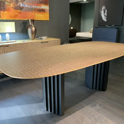 Tavolo sagomato in legno Pleat di Sigerico in Offerta Outlet