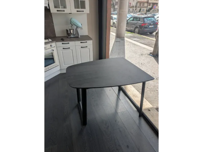 Tavolo in ceramica sagomato Ribot allungabile in ceramica Altacom in offerta outlet
