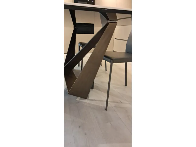 Tavolo in ceramica sagomato Skorpio  Cattelan italia in offerta outlet