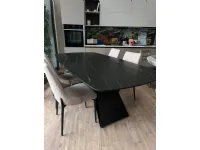 Tavolo in ceramica sagomato Thanos Stones in offerta outlet