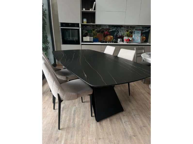 Tavolo in ceramica sagomato Thanos Stones in offerta outlet