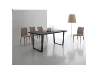 Tavolo Santa Lucia modello Plano. Il tavolo ha il piano in legno disponibile in varie finiture e le gambe in brill o in titanio. 