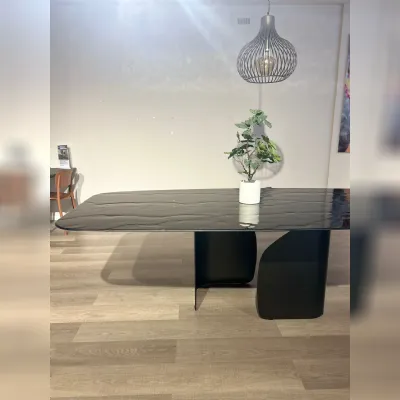 Tavolo con piano in ceramica ellittico di Calligaris a PREZZO OUTLET 