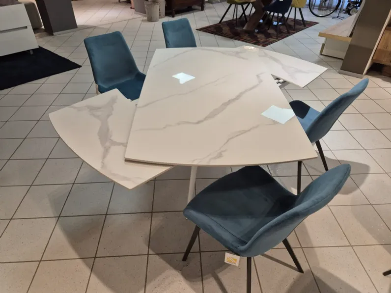 Tavolo in offerta outlet modello Vortice di Target point  approfittane ora!