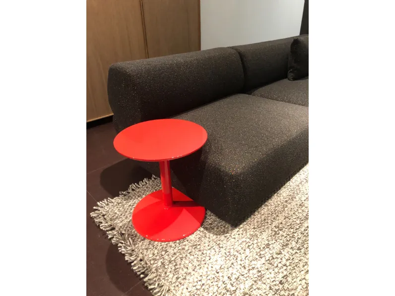 Tavolino modello Spool rosso di B&b italia a prezzo ribassato