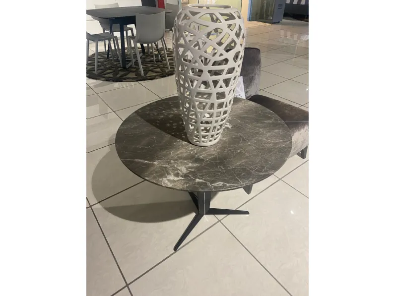 Prezzi ribassati per il tavolino moderno Attivo di Molteni & c