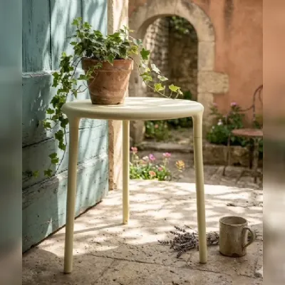 Tavolino Tavolino air table triangolare magis della firma Magis a prezzi convenienti - 70%