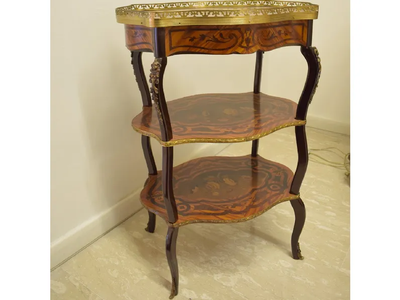 Tavolino Tavolino artigianale con intarsi stile barocco con gambe sagomate e bronzi della marca Artigianale con forte sconto