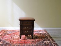Comodini in noce intarsiati con maniglie in ottone. Scontato del -43%. Offerta Outlet mobilgross