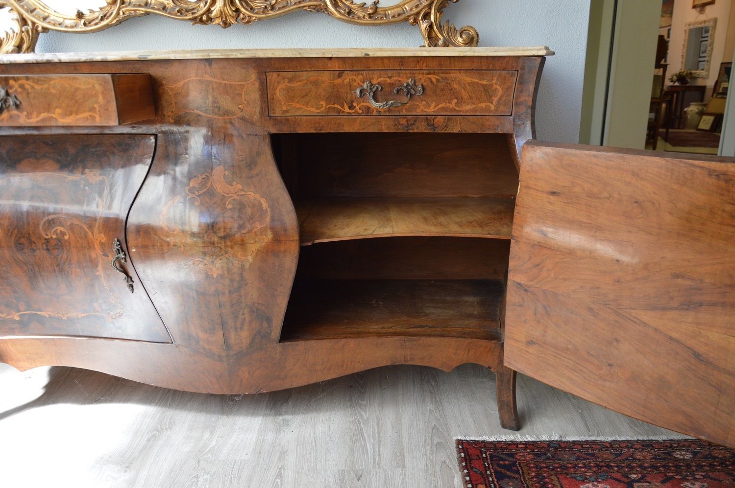 Credenza in stile '700 Francese in legno massello Antiquariato a prezzi scontati Credenza in stile '700 Francese in legno massello Antiquariato a prezzi scontati