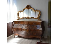 Credenza in stile '700 Francese in legno massello di Produzione Artigianale. Dotata di due cassetti e due ante intarsiate in noce, piano in marmo con possibilità di restauro e specchiera intagliata a mano con laccatura in oro. Scontata del -19%. Offerta Outlet Mobilgross