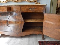 Credenza in stile '700 Francese in legno massello di Produzione Artigianale. Dotata di due cassetti e due ante intarsiate in noce, piano in marmo con possibilità di restauro e specchiera intagliata a mano con laccatura in oro. Scontata del -19%. Offerta Outlet Mobilgross