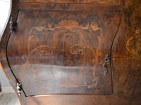 Credenza in stile '700 Francese in legno massello di Produzione Artigianale. Dotata di due cassetti e due ante intarsiate in noce, piano in marmo con possibilità di restauro e specchiera intagliata a mano con laccatura in oro. Scontata del -19%. Offerta Outlet Mobilgross
