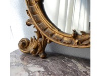 Credenza in stile '700 Francese in legno massello di Produzione Artigianale. Dotata di due cassetti e due ante intarsiate in noce, piano in marmo con possibilità di restauro e specchiera intagliata a mano con laccatura in oro. Scontata del -19%. Offerta Outlet Mobilgross